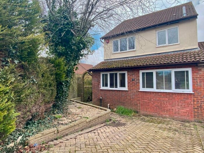 3 Bedroom Link Detached House To Rent In Lloyd Close, Taunton, TA1