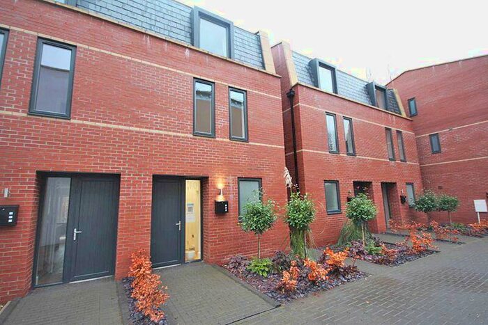 4 Bedroom Semi-Detached House To Rent In The Curve, Welholme Avenue, DN32