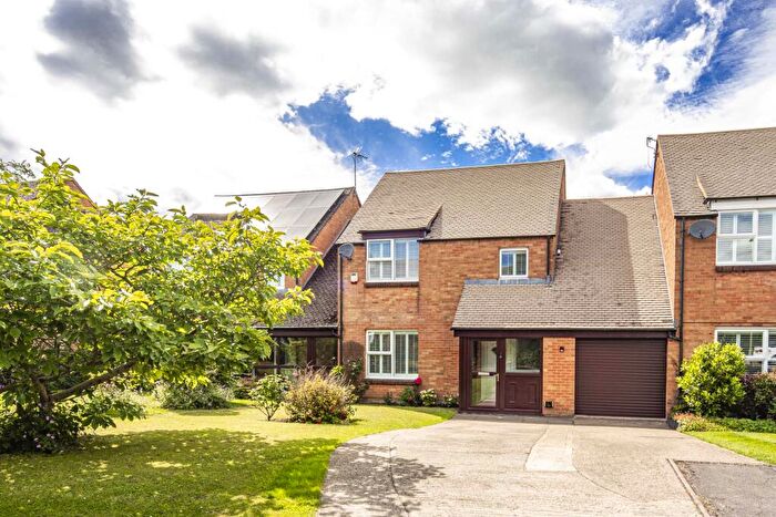 4 Bedroom Detached House For Sale In West Chiltern, Woodcote, RG8