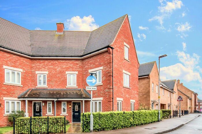 4 Bedroom Town House To Rent In Rochester Way, Bedford, MK42