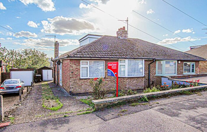 3 Bedroom Semi-detached Bungalow For Sale In Drayton Road, Irthlingborough, NN9