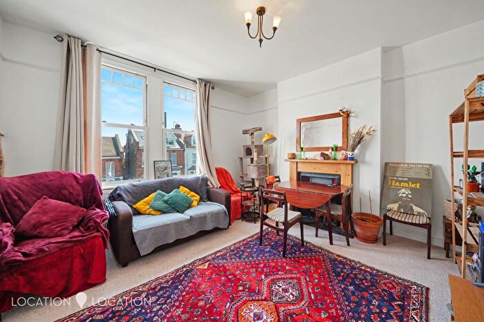 3 Bedroom Flat For Sale In Ferme Park Road, London, N8