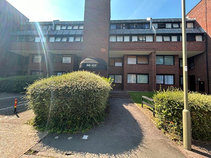 1 Bedroom Flat To Rent In Britten Close, Golders Green, NW11