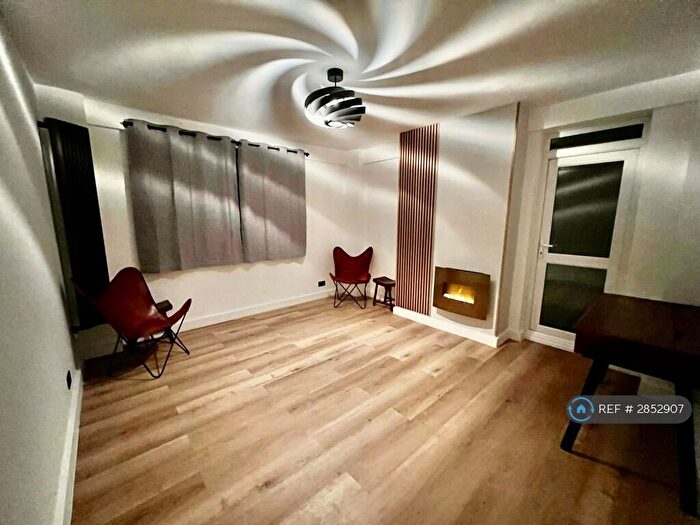 2 Bedroom Flat To Rent In Cumberland House, Kingston Upon Thames, KT2