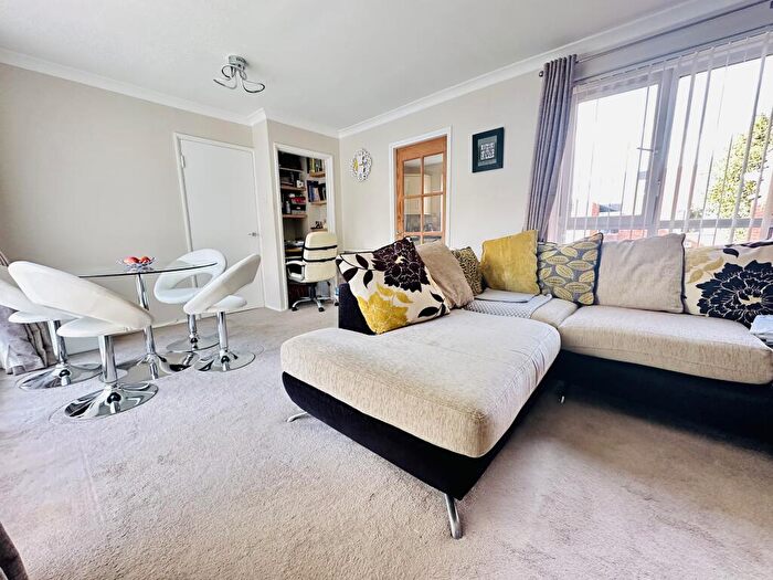 2 Bedroom Flat For Sale In Lidgett Park Court, Roundhay, Leeds, LS8