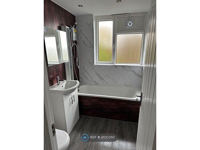 2 Bedroom Maisonette To Rent In Longheath Gardens, Croydon, CR0