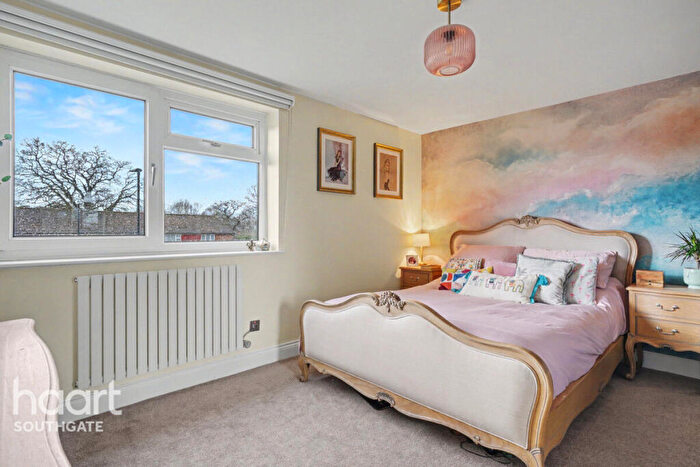 2 Bedroom Apartment For Sale In Bramley Close, London, N14