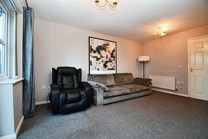 3 Bedroom Town House For Sale In Heatherwood Court, Bransholme, Hull, HU7