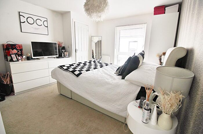 2 Bedroom Detached House For Sale In Saddleback Road, Waterlooville, PO7