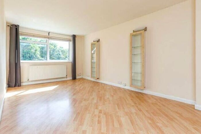 2 Bedroom Flat For Sale In Hillside Road, Whyteleafe, CR3