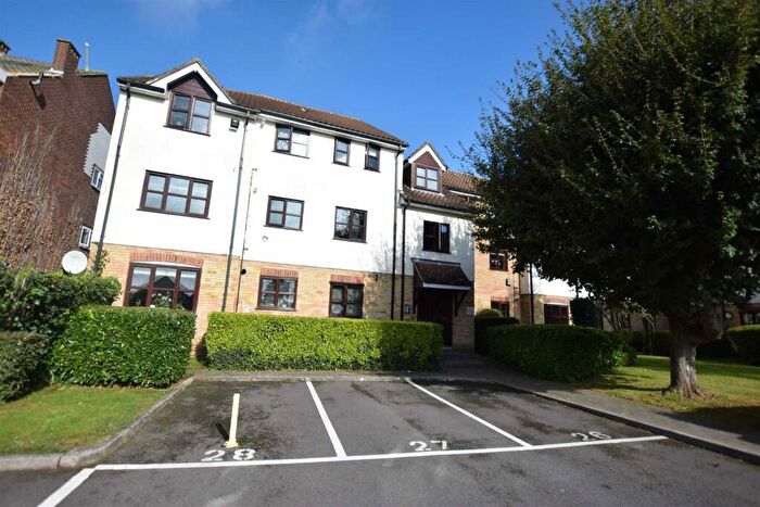 1 Bedroom Flat To Rent In Lea Court, The Ridgeway, Chingford, E4