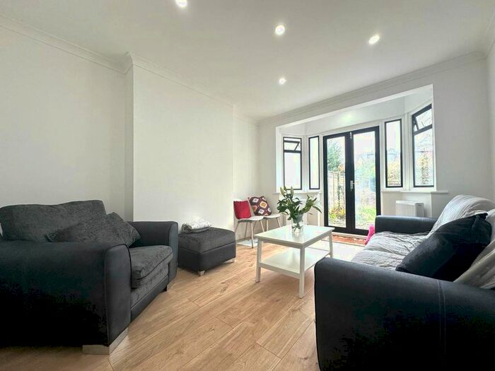 4 Bedroom Semi-Detached House To Rent In Glebe Gardens, Old Malden, Worcester Park, KT3