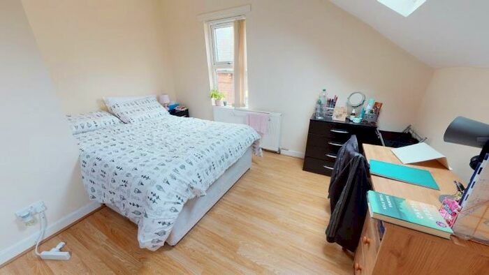 3 Bedroom Flat To Rent In Hartley Avenue, Woodhouse, Leeds, F2