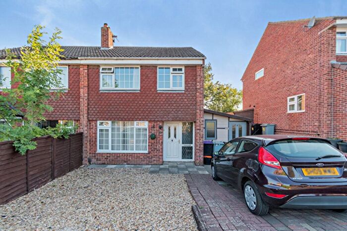 3 Bedroom Semi Detached House For Sale In Arnold Avenue, Gonerby Hill Foot, Grantham, NG31
