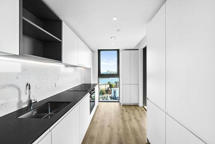 3 Bedroom Flat To Rent In One Thames Quay, Marsh Wall, Tower Hamlets, Canary Wharf, E14