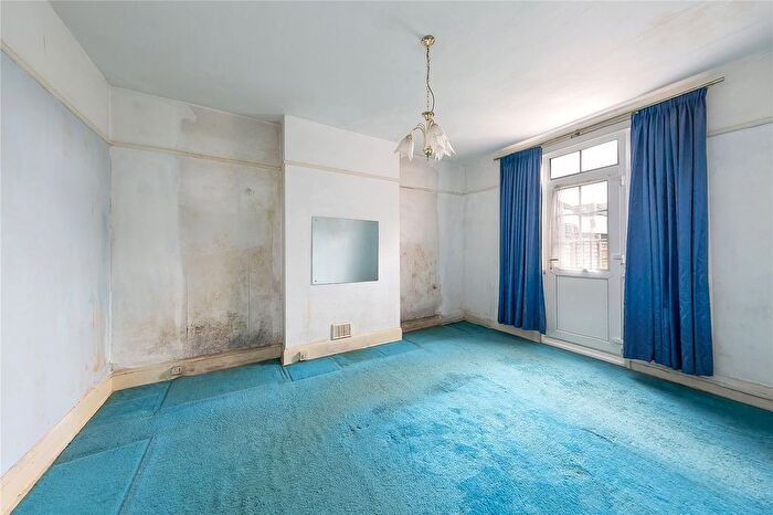 2 Bedroom Flat For Sale In Chestnut Avenue, Hampton, TW12