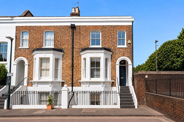 4 Bedroom End Of Terrace House For Sale In Lillian Road, Barnes, SW13