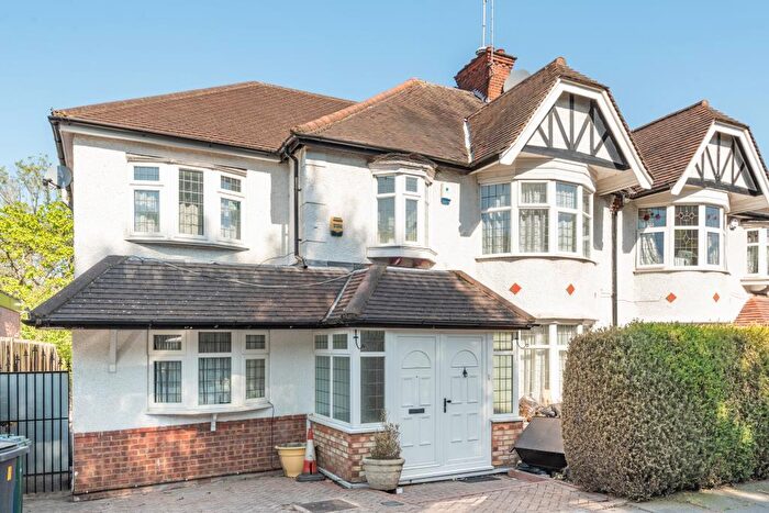 6 Bedroom Semi-Detached House To Rent In Lyndhurst Garden, Finchley, N3
