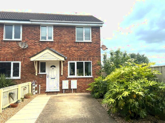 3 Bedroom End Of Terrace House For Sale In Kingfisher Close, Chatteris, Cambs., PE16