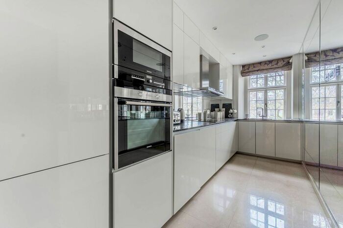 3 Bedroom Flat To Rent In Rutland Gate, Kensington, London, SW7