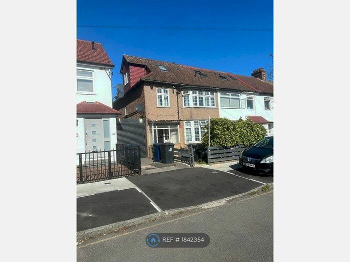 3 Bedroom Flat To Rent In Long Drive, London, W3