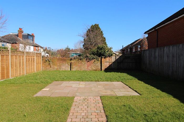 2 Bedroom Flat To Rent In Hare Lane, Godalming, GU7