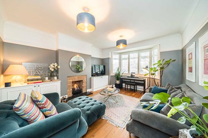 2 Bedroom Flat For Sale In Gracefield Gardens, Streatham, SW16