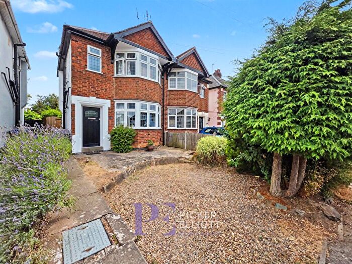 3 Bedroom Semi-Detached House For Sale In Stanley Road, Hinckley, LE10