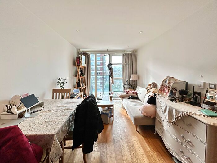 1 Bedroom Flat To Rent In Goldhawk Road, London, W12