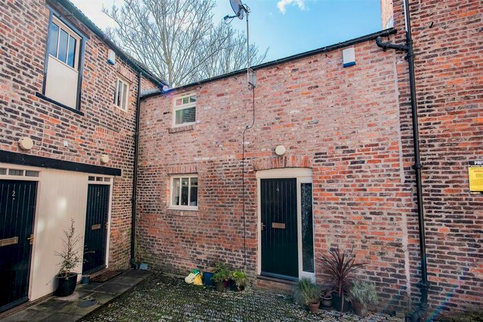 2 Bedroom Town House To Rent In Fossgate, York, YO1
