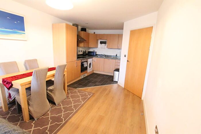 2 Bedroom Apartment To Rent In Queens Court, HU1