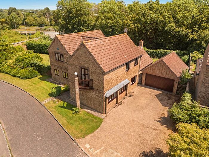 4 Bedroom Detached House For Sale In Little Meadow, Loughton, Milton Keynes, Buckinghamshire, MK5