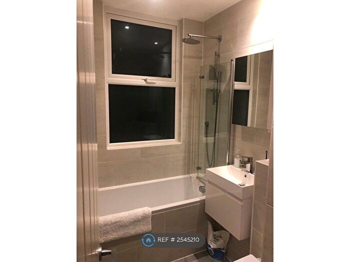 2 Bedroom Flat To Rent In Lessingham Avenue, London, SW17