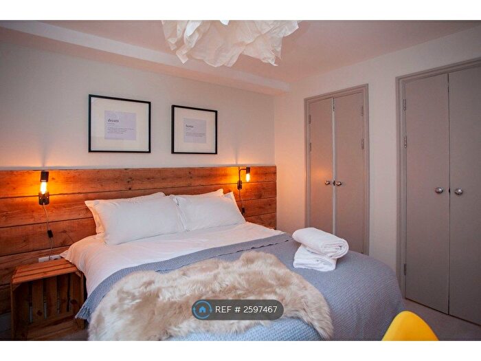 2 Bedroom Flat To Rent In Cabot Mews, Bristol, BS2