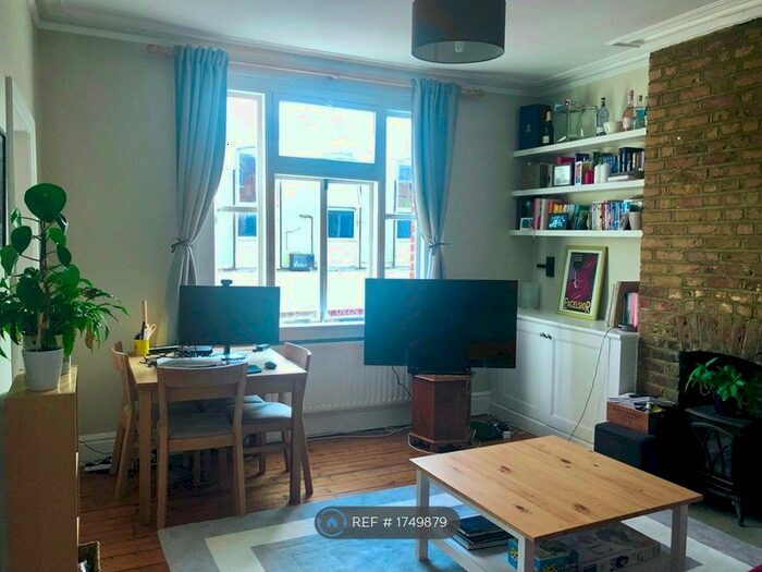 2 Bedroom Flat To Rent In Werter Road, London, SW15