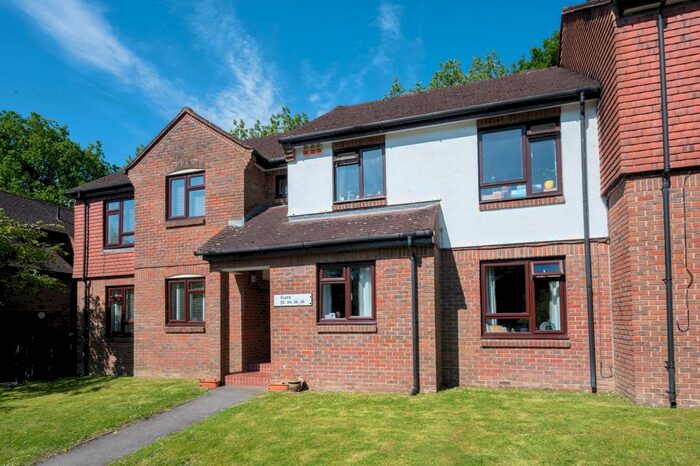 1 Bedroom Flat To Rent In Gorringes Brook, Horsham, RH12