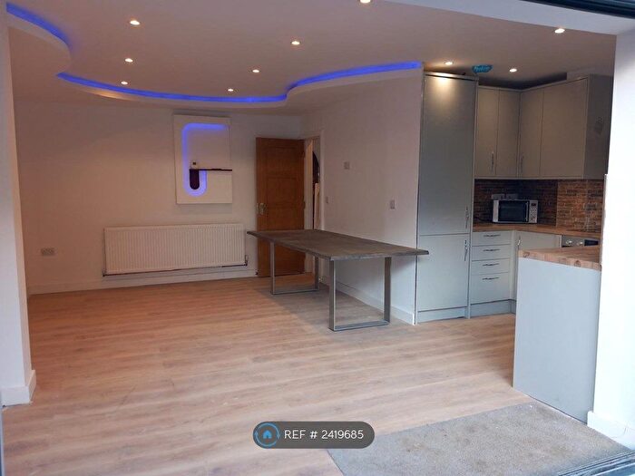 4 Bedroom Semi-Detached House To Rent In Ravenscroft Drive, Chaddesden, Derby, DE21