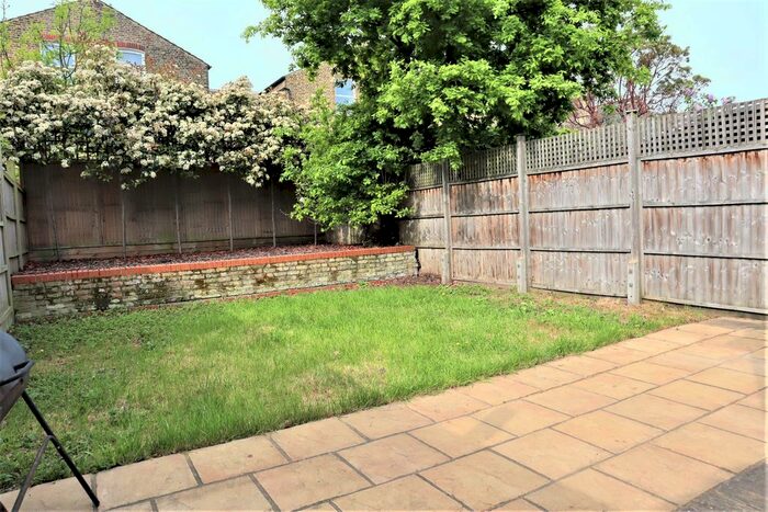 2 Bedroom Flat To Rent In Drakefield Road, London, SW17