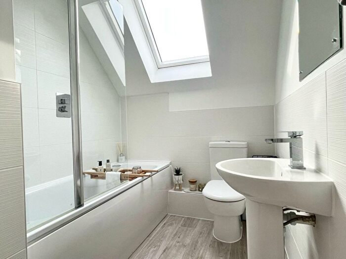 2 Bedroom Flat For Sale In Charminster Road, Bournemouth, BH8