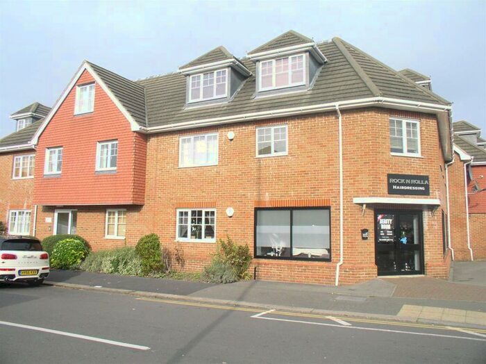 2 Bedroom Flat To Rent In Montpellier Court, Russell Road, Walton On Thames, KT12