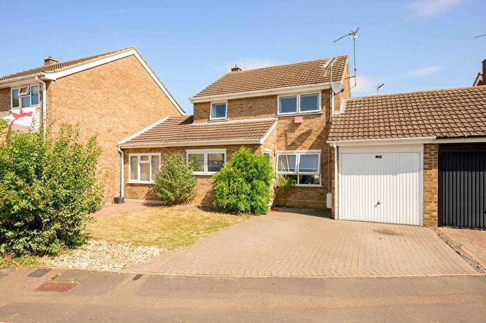 3 Bedroom Link Detached House For Sale In Pheasant Way, Yaxley, PE7