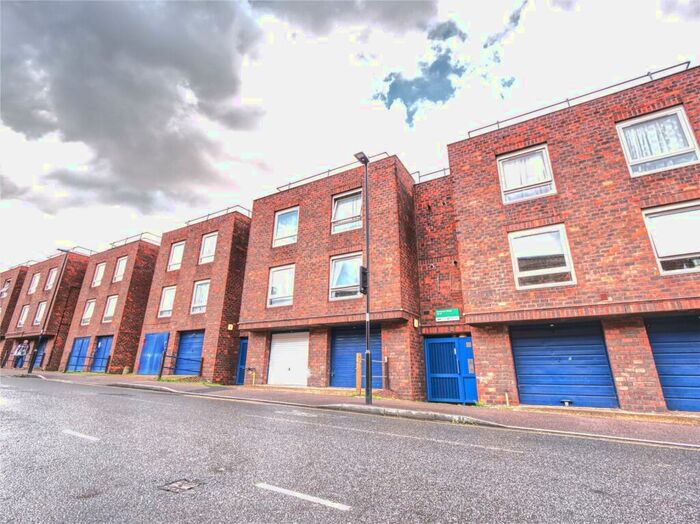 4 Bedroom Flat To Rent In Centurion Close, Islington, N7