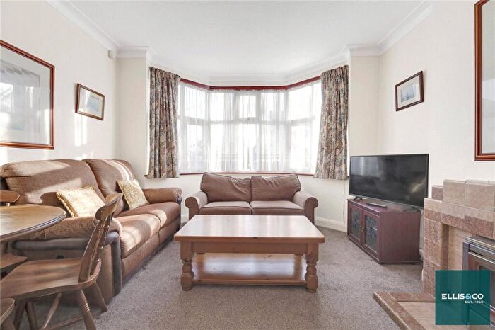 3 Bedroom End Of Terrace House For Sale In Wentworth Avenue, Finchley, N3