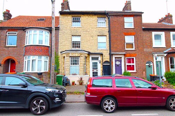 4 Bedroom Town House For Sale In Icknield Street, Dunstable, LU6