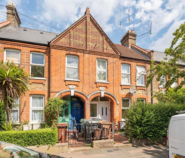 2 Bedroom Apartment For Sale In Brettenham Road, Walthamstow, E17
