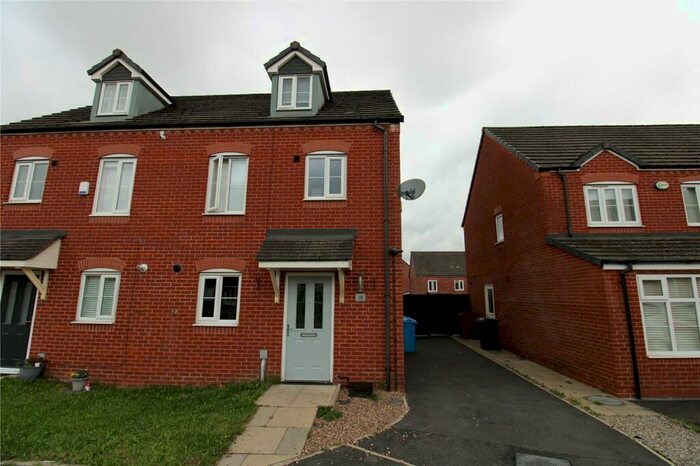 3 Bedroom Semi-Detached House To Rent In North Dene Park, Chadderton, Oldham, OL9