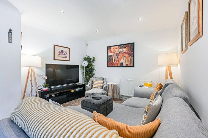 4 Bedroom Detached House For Sale In Magpie Hall Lane, Bromley, BR2