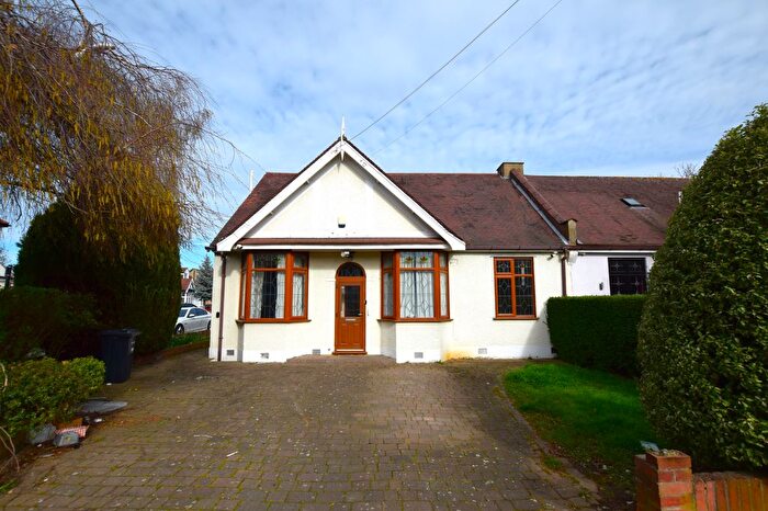 6 Bedroom Semi Detached Bungalow For Sale In Westrow Gardens, Ilford, IG3
