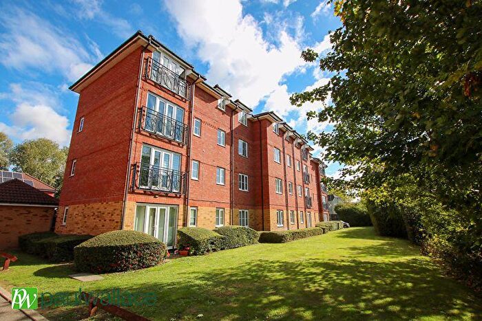 2 Bedroom Flat For Sale In Yukon Road, Turnford, EN10