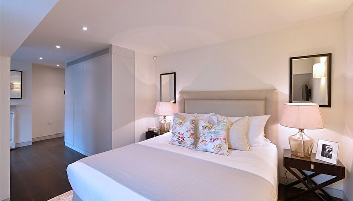 2 Bedroom Flat To Rent In Duke Street, London, W1K